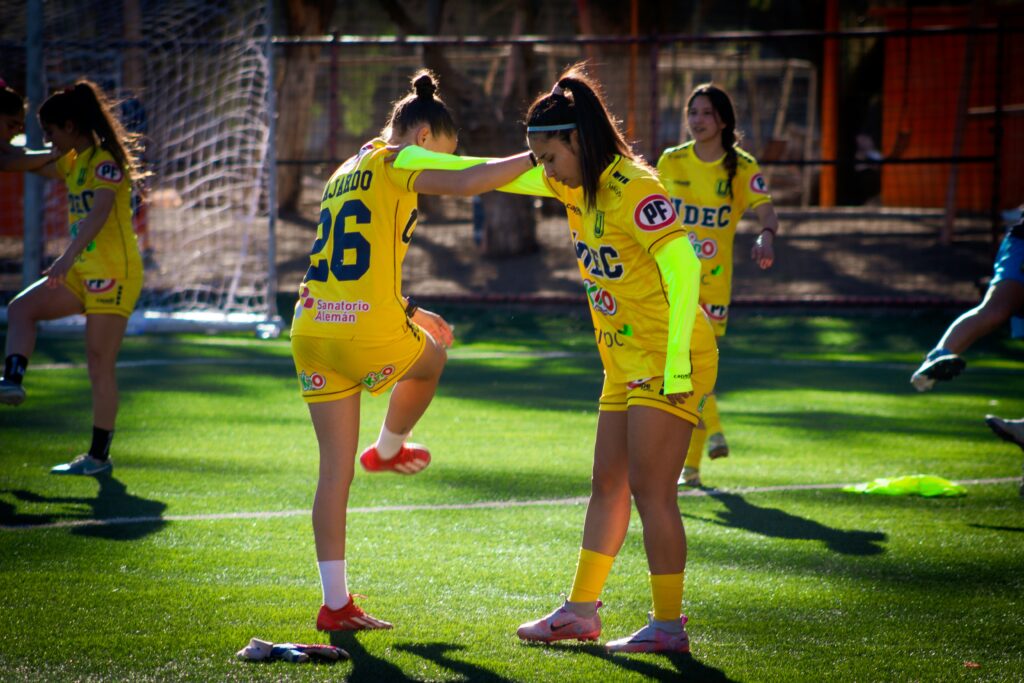 A woman soccer team doing warm ups before kickoff What to eat women's soccer